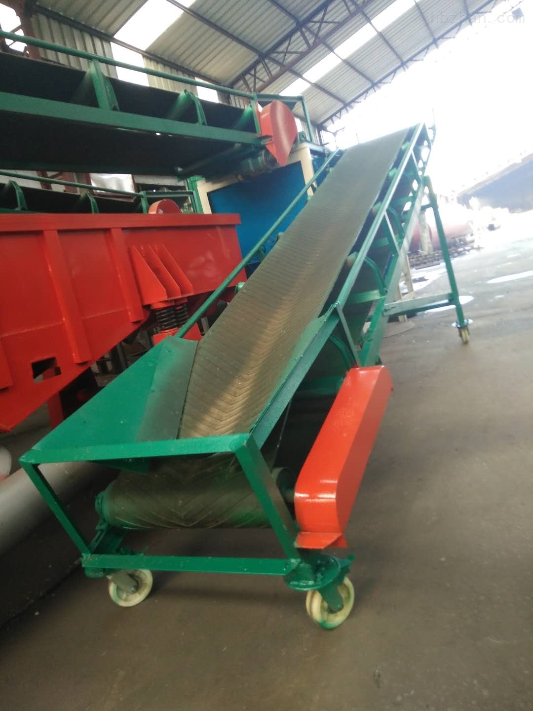 山地“铁军”破瓶颈 陇原沃野启新篇——甘肃省山地智能轨道运输机投放现场见闻-新华网